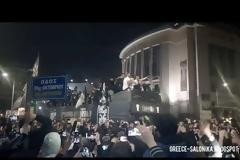  Βγάλτο πιστόλι Πρόεδρε  ...μερικά γαλλικά και αρκετές μπύρες! (videos)