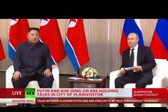 Η θερμή χειραψία Πούτιν-Κιμ στο Βλαδιβοστόκ...