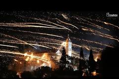 Εντυπωσιακός για άλλη μια χρονιά ο ρουκετοπόλεμος στον Βροντάδο Χίου (video)