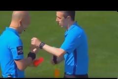 ΒΙΝΤΕΟ - Βοηθός διαιτητή πέταξε το σημαιάκι και έτρεξε προς την τουαλέτα