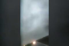 Ρουμανία: Ανεμοστρόβιλος «εκτινάσσει» λεωφορείο με 40 άτομα! - Video επιβάτη