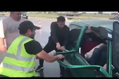 Μάλγαρα: Αστυνομικός από τα επίσημα απεγκλωβίζει ηλικιωμένη τραυματία (ΒΙΝΤΕΟ)