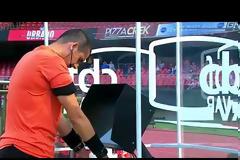 Διαιτητής προσεύχεται και...ευλογεί το VAR!