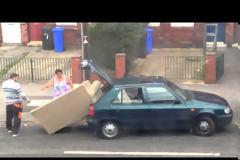 Οικογένεια προσπαθεί να φορτώσει έναν καναπέ σε αυτοκίνητο