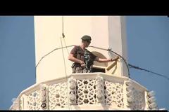 ΚΑΙ ΟΜΩΣ, ΕΝΩ ΤΟ ΠΑΙΖΕΙ «ΣΚΛΗΡΟΣ» ΦΟΒΑΤΑΙ ΚΑΙ…ΤΗΝ ΣΚΙΑ ΤΟΥ! (βίντεο)