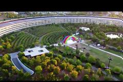 Στην καρδιά του Apple Park στήθηκε μια μυστηριώδης σκηνή