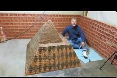 Πυραμίδα για ρεκόρ από 1.000.000 κέρματα