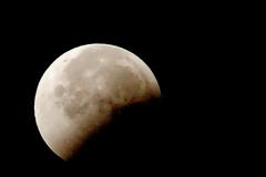 Η σελήνη «αδυνατίζει» και ταλανίζεται από... σεισμούς