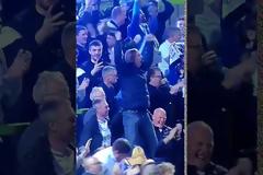 Διαιτητής πανηγυρίζει στην εξέδρα για την ομάδα του!