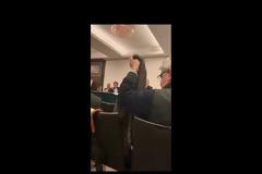 Ο ομογενής που ενόχλησε τον Κοτζιά στο Μόναχο απαντά: «Είμαι Έλληνας Μακεδόνας, ούτε χουντικός, ούτε χρυσαυγίτης»