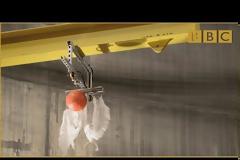 Το πείραμα της σφαίρας και του πούπουλου από τον Brian Cox