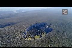 Μυστηριώδης κρατήρας στη Βοιωτία διχάζει τους επιστήμονες: Μετεωρίτης ή δολίνη; (Βίντεο)