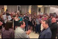 Ο Σέρβος ΥΠΕΞ τραγουδά το «Μη μου θυμώνεις μάτια μου» ...και σπάει πιάτα (video)