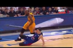 Απίστευτο...τάκλιν από τον Ντε Κολό!