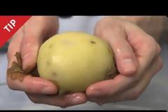 Πώς να ξεφλουδίσετε μία πατάτα σε 1 δευτερόλεπτο, χρησιμοποιώντας τα γυμvά χέρια σας