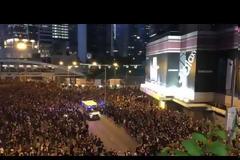 Χονγκ Κονγκ: Ασθενοφόρο διασχίζει διαδήλωση σε… δευτερόλεπτα!
