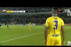 Αδιανόητο γκολ από φάουλ πίσω από τη σέντρα