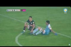 Έκατσαν στο χορτάρι να διαμαρτυρηθούν για τη διαιτησία