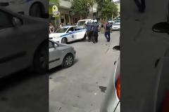 Λάρισα: Σταμάτησε μπροστά στο περιπολικό όπως τον γέννησε η μαμά του – Απίστευτες εικόνες και video