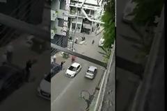 Λάρισα: Σταμάτησε μπροστά στο περιπολικό όπως τον γέννησε η μαμά του – Απίστευτες εικόνες και video