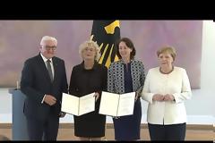 Εξακολουθεί να ...τρέμει η Μέρκελ (video)