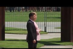 Εξακολουθεί να ...τρέμει η Μέρκελ (video)