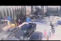 Αυτοκινούμενο να «πετάει» μέσα στο πλοίο