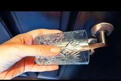 Βάλτε ένα γυάλινο ποτήρι στη λαβή της πόρτας σας, θα σας σώσει τη ζωή (video)