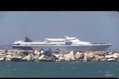 Εντυπωσιακές εικόνες από το «Paros Jet» που παλεύει με κύματα 9 μποφόρ