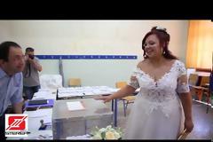 Νύφη άφησε την ανθοδέσμη και πήγε να ψηφίσει (video)