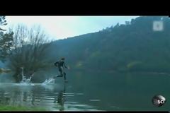 Πόσο γρήγορα πρέπει να τρέξεις αν θες να περπατήσεις στο νερό; (βίντεο)