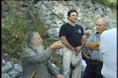 Ο Γέροντας Θεόκλητος Διονυσιάτης (†) συνομιλεί με προσκυνητές έξω από το κελλί του (4 βίντεο)