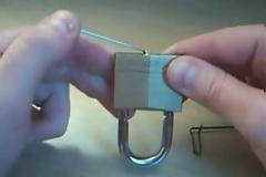 Χάσατε τα κλειδιά σας; Αυτός είναι ο πιο εύκολος τρόπος να ανοίξετε μία κλειδαριά (ΒΙΝΤΕΟ)