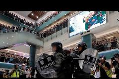 Συγκρούσεις αστυνομίας - διαδηλωτών σε εμπορικό κέντρο