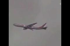 Θα πάθετε ΣΟΚ: Κεραυνοί χτυπούν αεροπλάνο στον αέρα