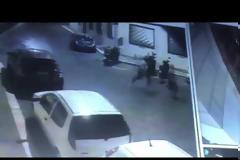 Ιταλία: Έτοιμοι να το σκάσουν ήταν οι Αμερικανοί δολοφόνοι - Με δεμένα μάτια τους κρατούν στο τμήμα!