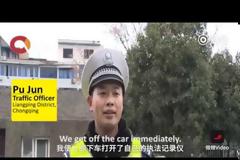 Αυτά πρέπει να συμβαίνουν – Γυναίκα σκόρπισε χρήματα στον δρόμο γιατί ήταν σε κακή διάθεση