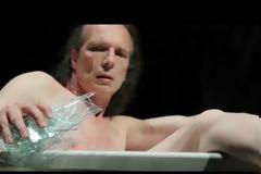 Μπήκε ολόγυμνος μέσα σε μια μπανιέρα γεμάτη με κοφτερά γυαλιά. Δείτε τι έπαθε όταν προσπάθησε να βγει!