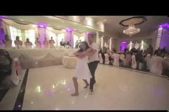 Το ζευγάρι χόρευε τον πρώτο του χορό! Ξαφνικά όμως, μία απρόσμενη εισβολή, τον διακόπτει... (BINTEO)