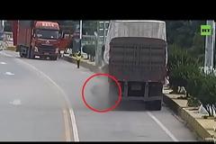 Φορτηγό με ελαστικό… βόμβα (+video)