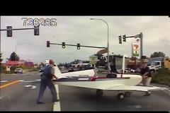 Βίντεο: Αεροπλάνο προσγειώνεται στη μέση του δρόμου στο Πάρκλαντ της Ουάσιγκτον