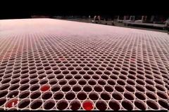 Κατάφερε να στοιχίσει 66.000 ποτήρια το ένα πλάι στο άλλο! Καθώς η κάμερα θα κάνει zoom out, εσύ θα μείνεις άφωνος…