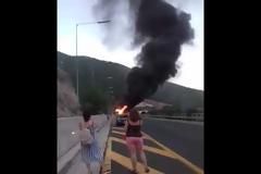 Φωτιά σε τουριστικό λεωφορείο στην Εγνατία Οδό που μετέφερε επιβάτες στην Κοζάνη (video)
