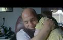 Συγκινητικό: Ο άνθρωπος που υιοθετεί όσα καρκινοπαθή παιδιά εγκαταλείπουν στα νοσοκομεία οι γονείς τους (video)