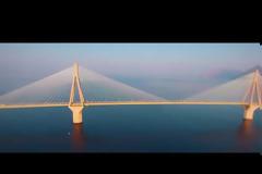 15 γαλανόλευκα χρόνια η σημαία ανεμίζει στους πυλώνες της Γέφυρας Ρίου – Αντιρρίου (video)