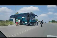 Grevena TV || Παρ ολίγον τραγωδία στα Γρεβενά με λεωφορείο του ΚΤΕΛ Κέρκυρας... (εικόνες + video)