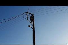 Σε κολόνα της ΔΕΗ ξεδίπλωσε το ποδοσφαιρικό του... ταλέντο - Βίντεο