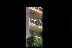 Λοχίας ΕΠΟΠ από το 645 έσπασε με τα χέρια του 2 πόρτες, για να σώσει τον άνδρα που κρεμόταν από το μπαλκόνι του!