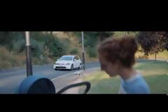 Απαγόρευσαν διαφήμιση της VW γιατί έδειχνε μια μητέρα με το μωρό της