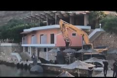 Τα νεύρα τού κόστισαν ακριβά -Κατεδαφίστηκε η ταβέρνα του οξύθυμου Αλβανού ιδιοκτήτη (video)